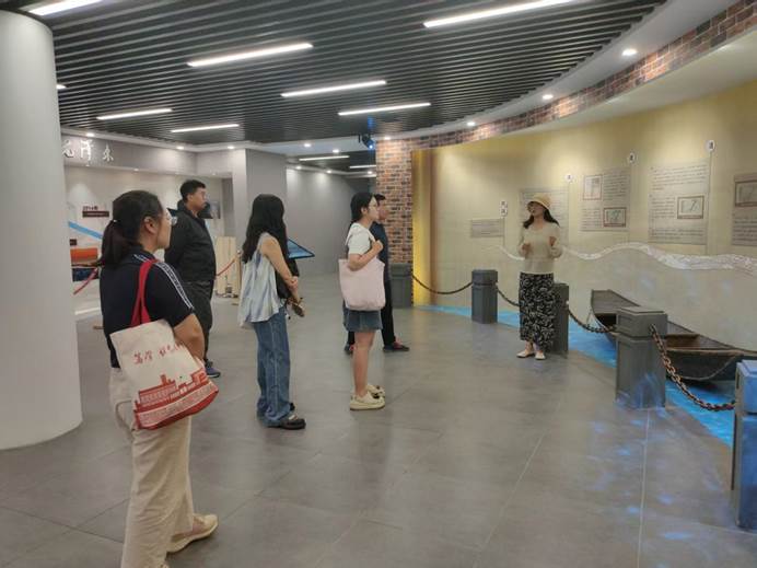 师生团又参观了毗邻的母爱公园