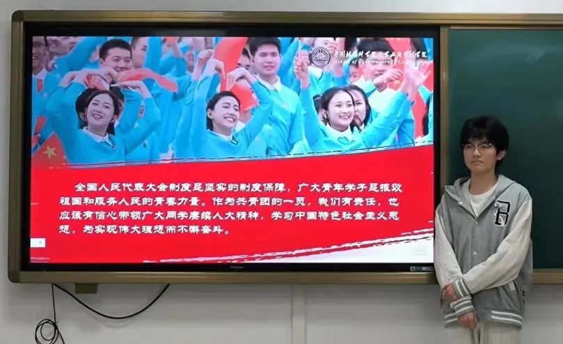 与此同时