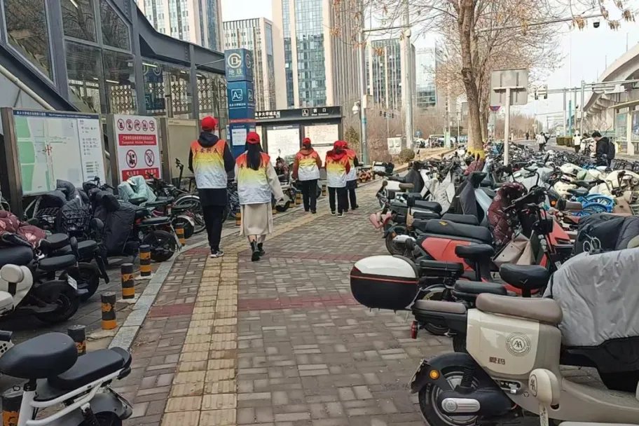 蔡柟熙同学介绍了雷锋同志冒雨送妇女回