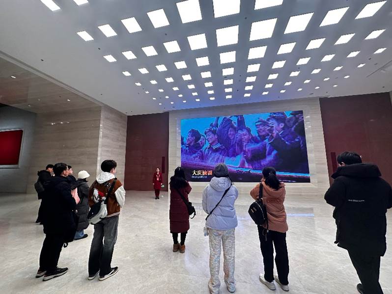 分别展示了中国共产党从诞生到领导中国