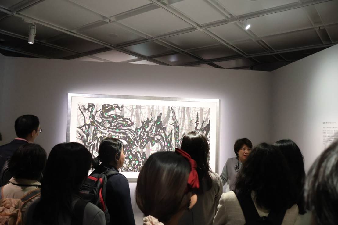 访学团成员参观馆内展品