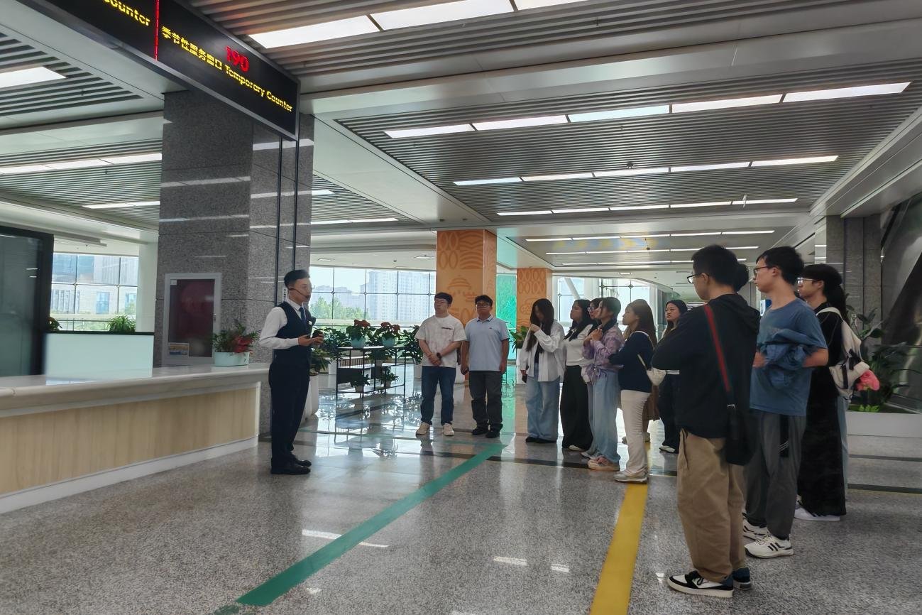 并与浸大师生亲切交流